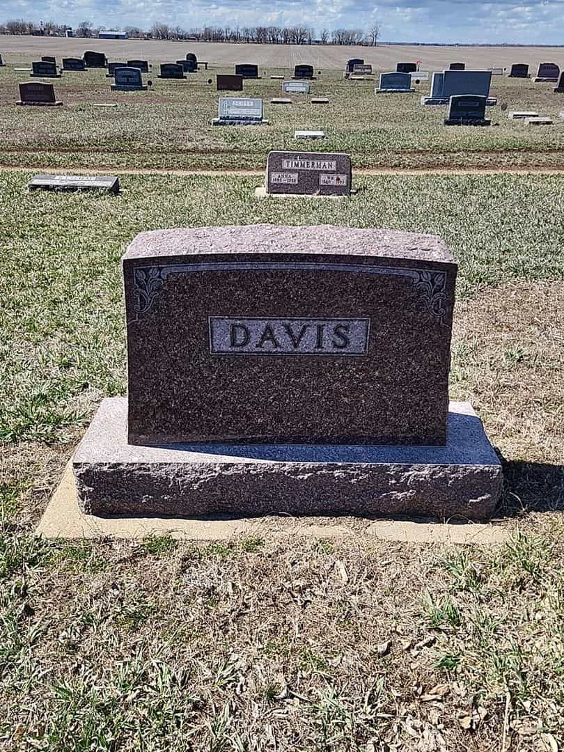 Marie Sessler Davis's grave. Photo 1