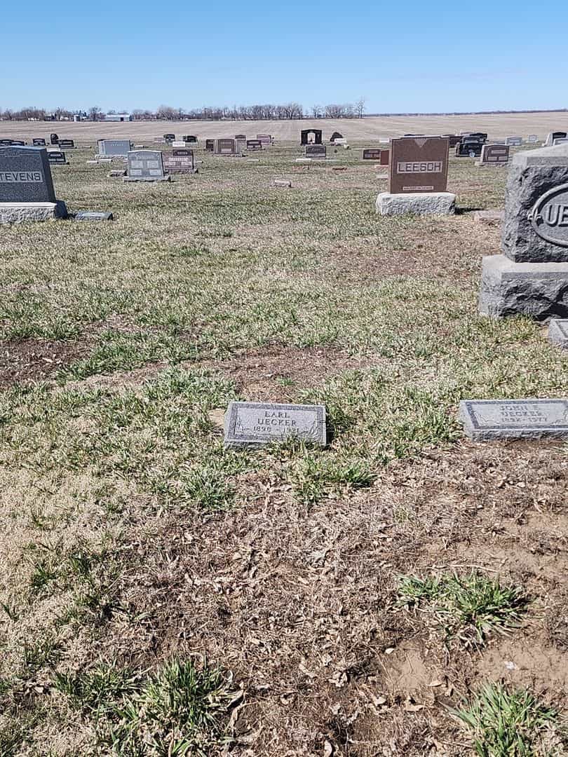 Earl Uecker's grave. Photo 2