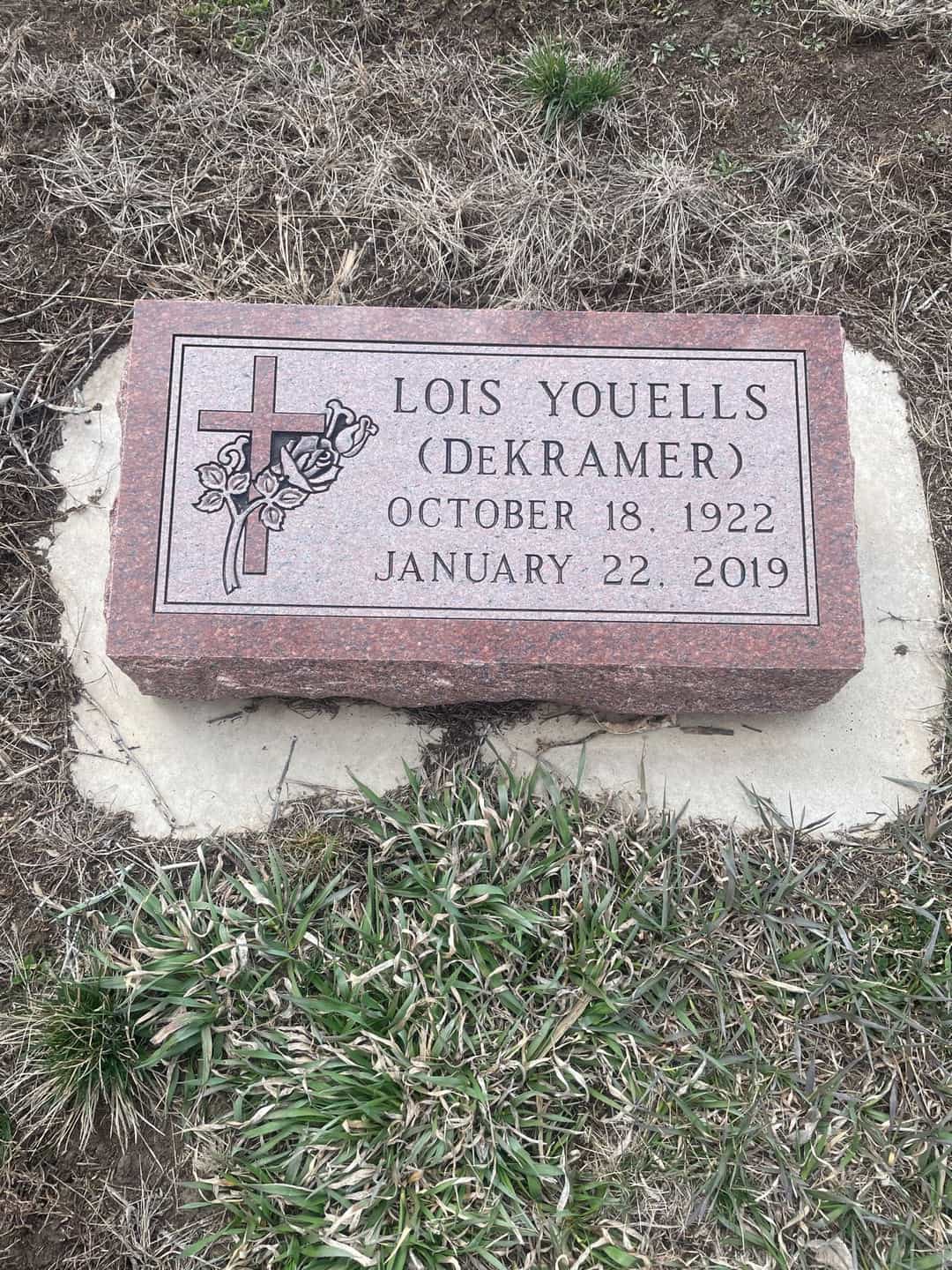 Lois Youells's grave. Photo 1