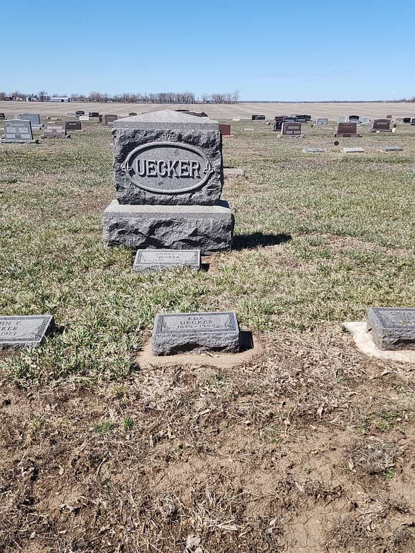 Eda Welzin Uecker's grave. Photo 2