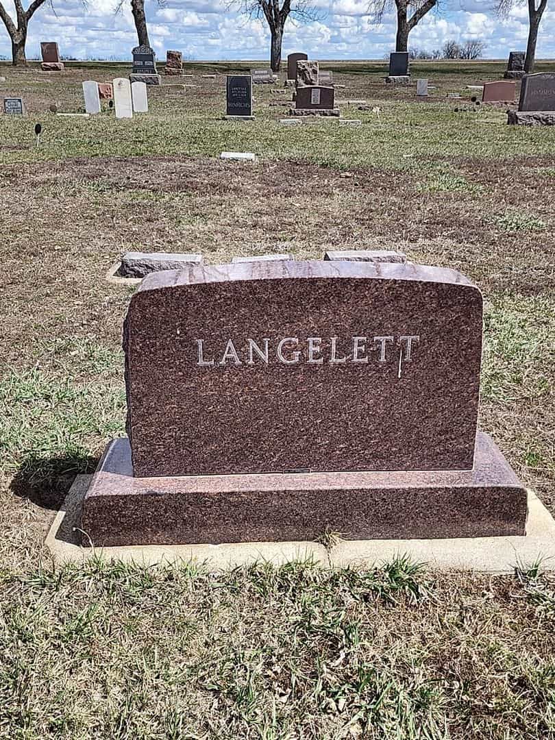 August D. Langelett's grave. Photo 1
