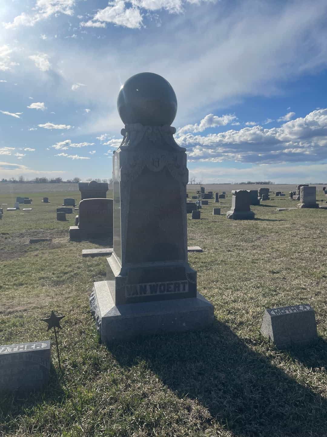 Henry VanWoert's grave. Photo 1