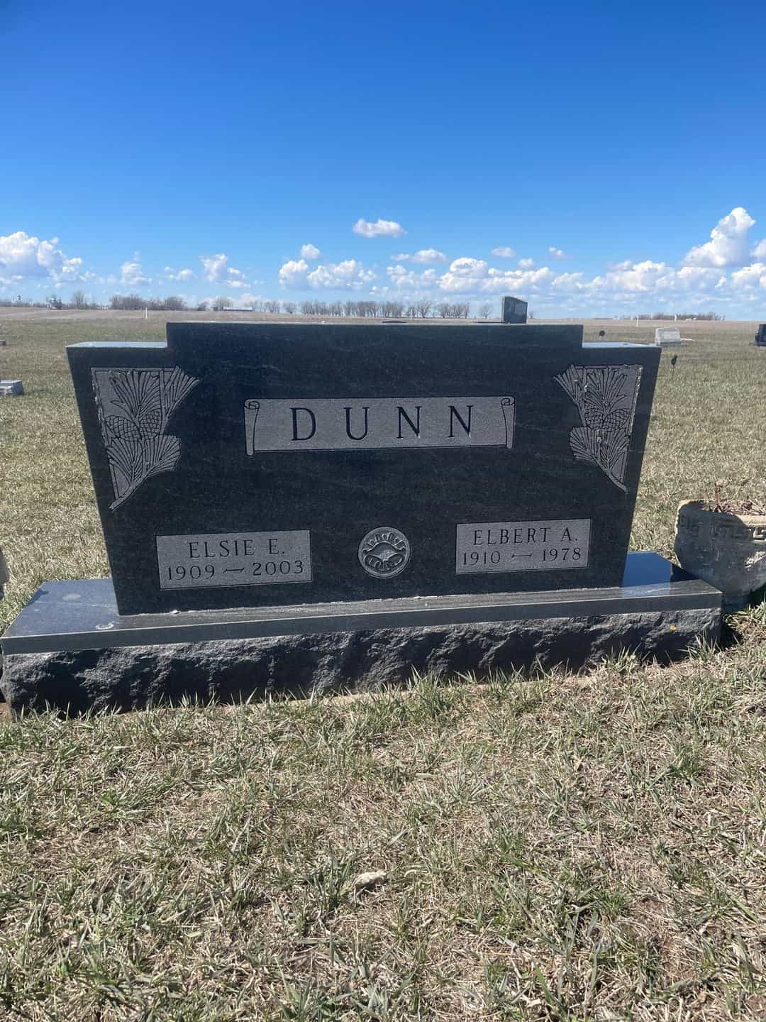 Elsie E. Davis Dunn's grave. Photo 1