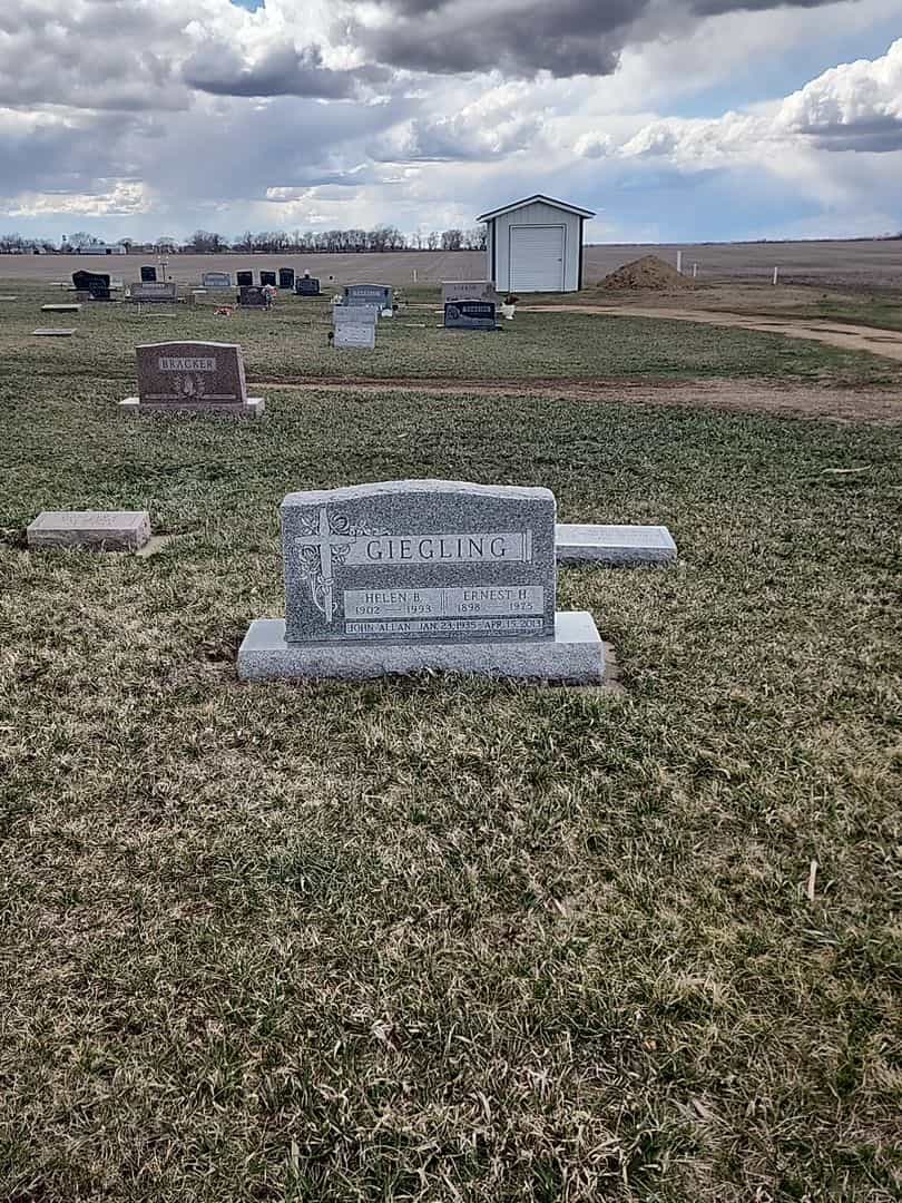Ernest H. Giegling's grave. Photo 2