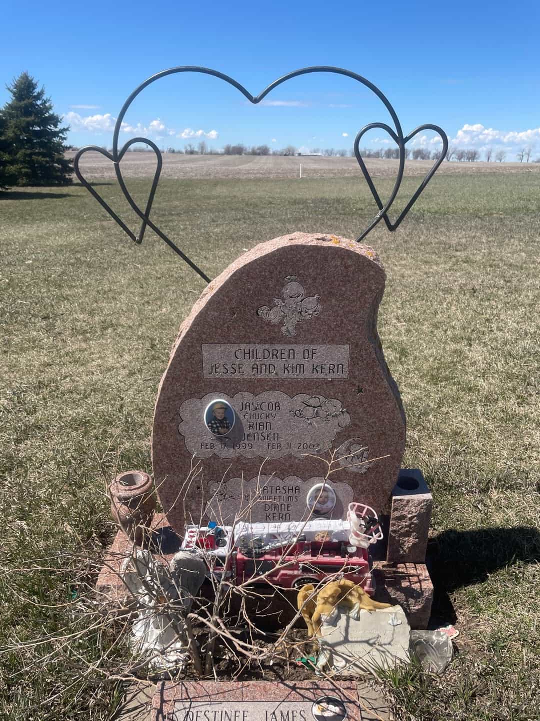 Destinee James Kern's grave. Photo 2
