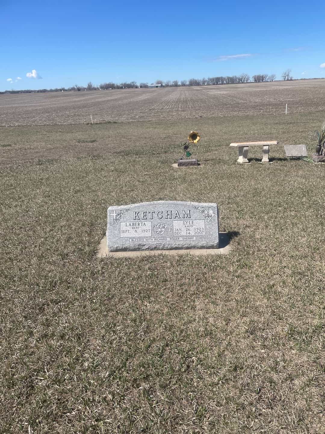 Lyle Ellsworth "Kayo" Ketcham's grave. Photo 1