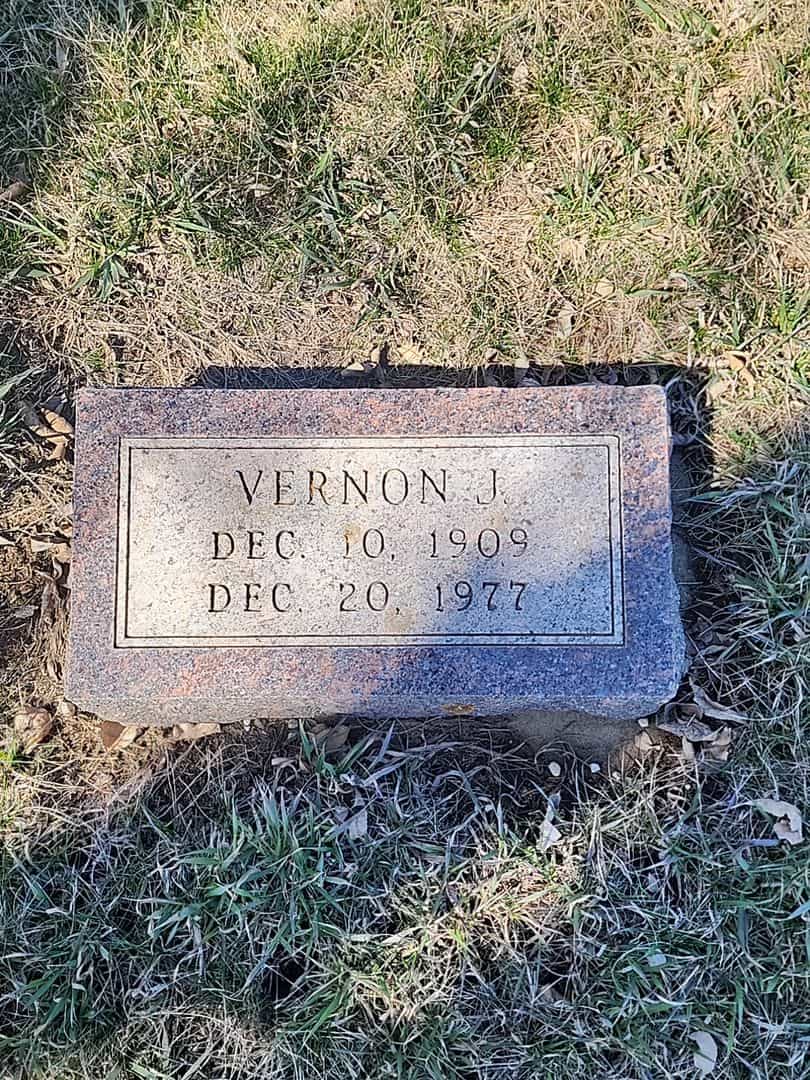 Vernon J. Eichhorn's grave. Photo 3