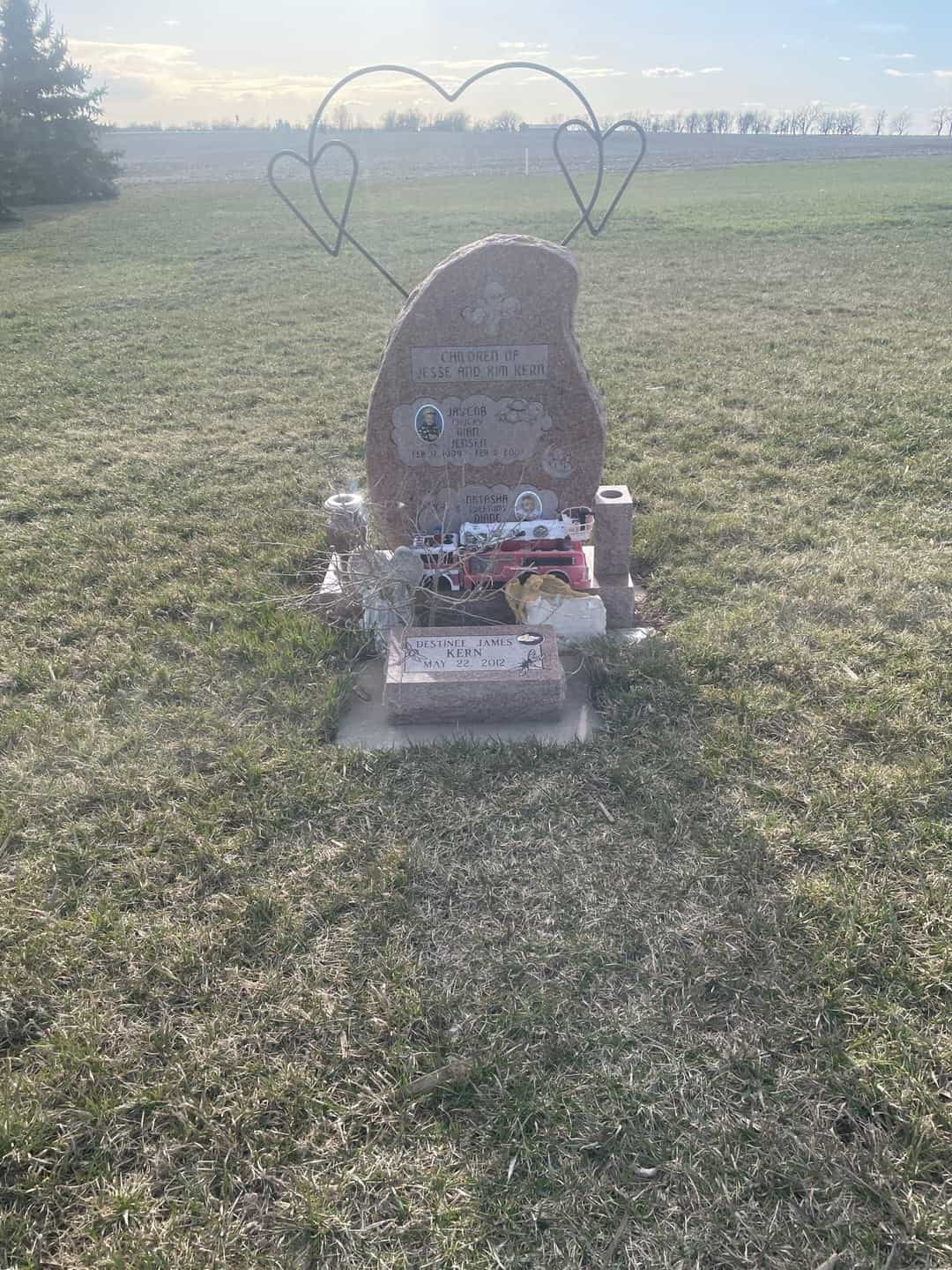 Destinee James Kern's grave. Photo 3