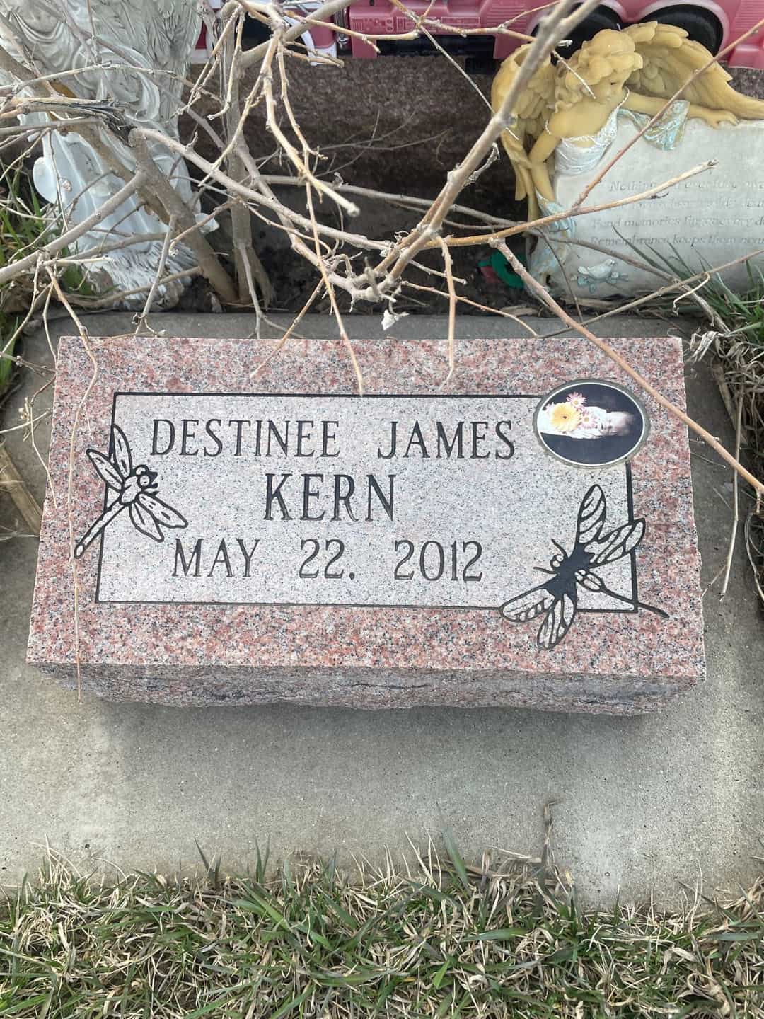 Destinee James Kern's grave. Photo 4