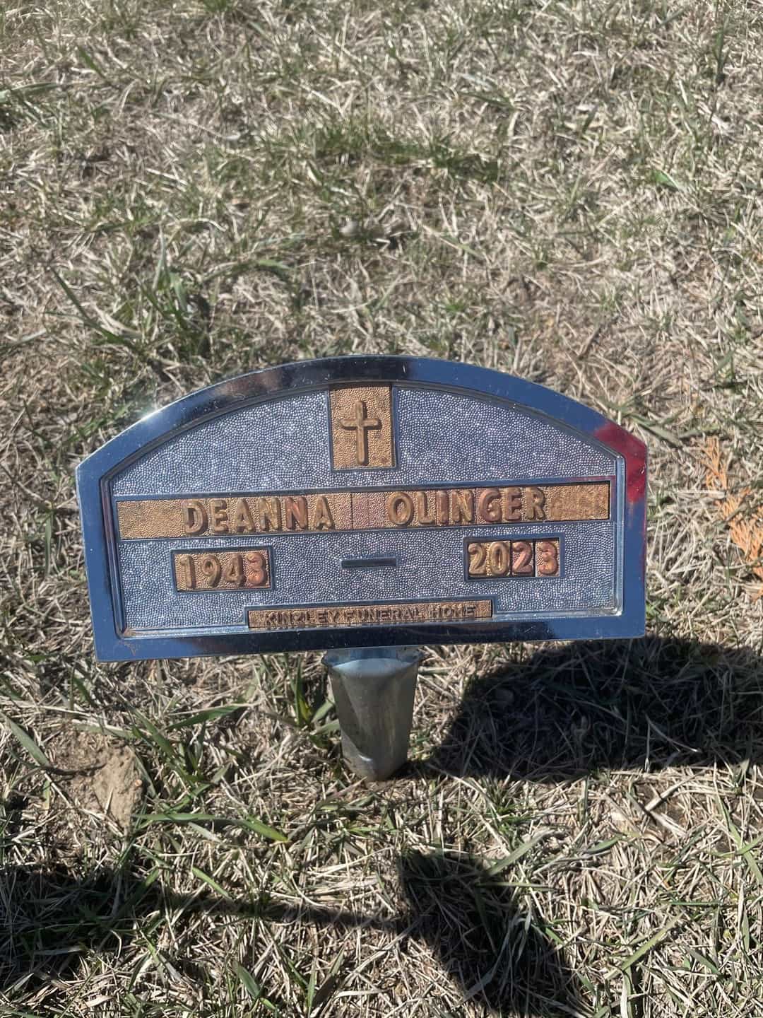 Deanna M. Olinger's grave. Photo 1