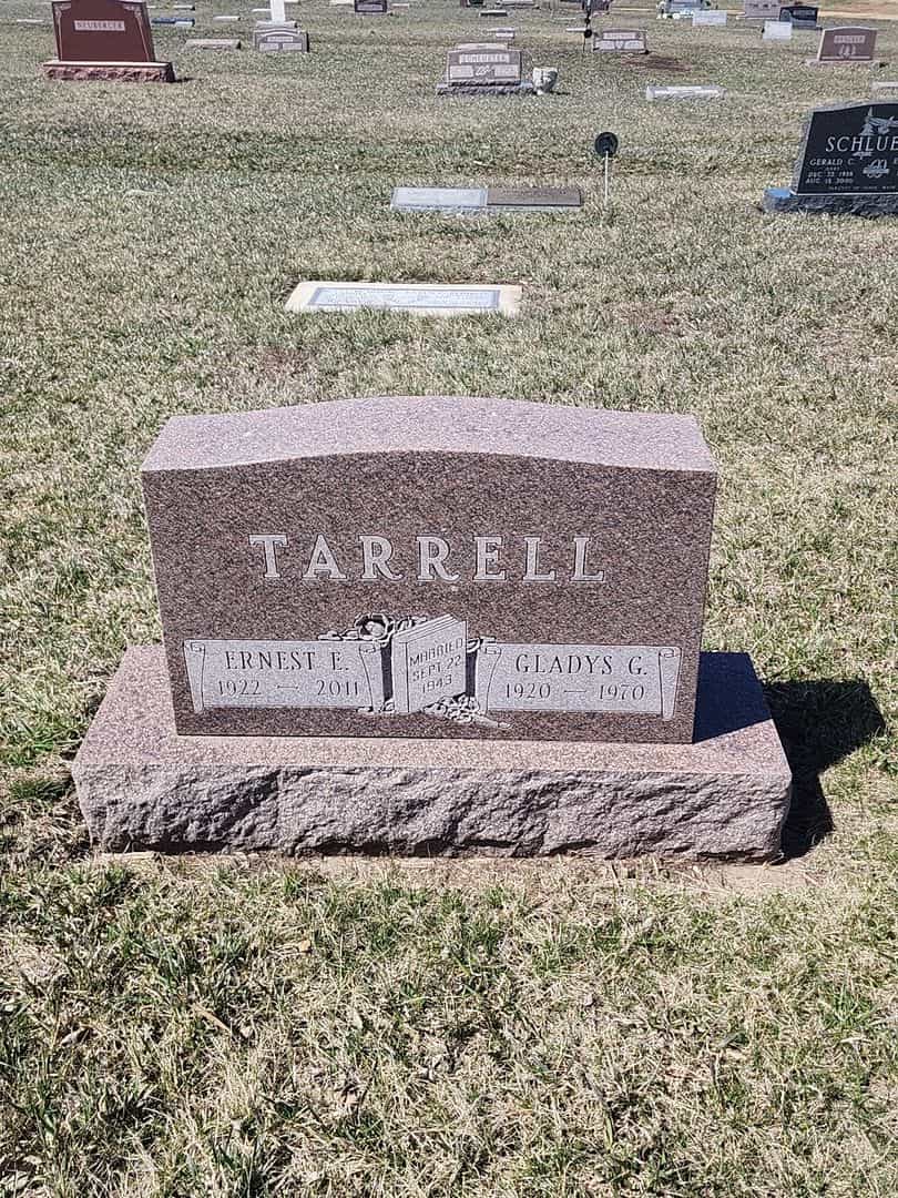 Gladys Gertrude Parry Tarrell's grave. Photo 1