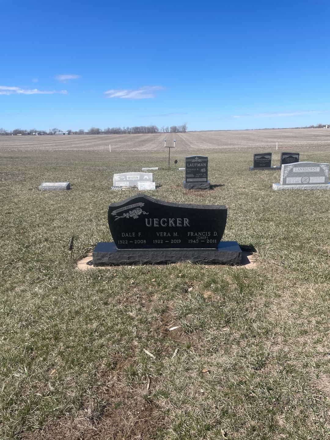 Francis Dean Chip Uecker's grave. Photo 2