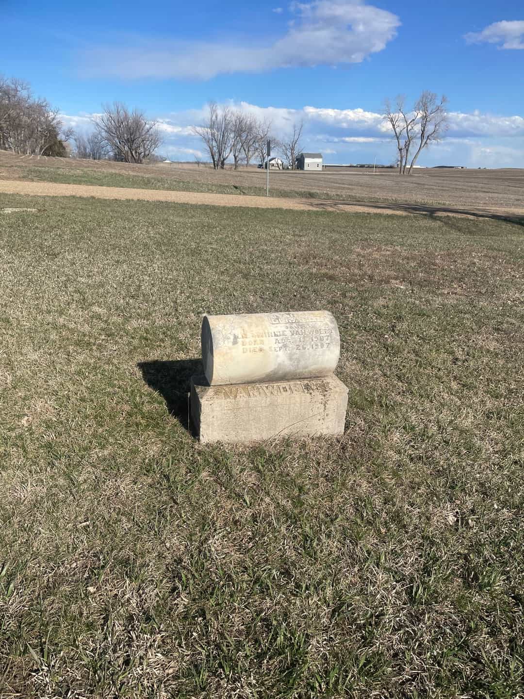 Lanore Elizabeth Van Woert's grave. Photo 2