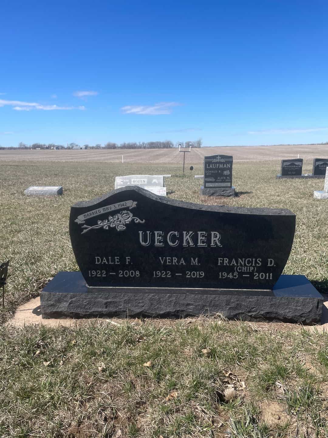Francis Dean Chip Uecker's grave. Photo 1