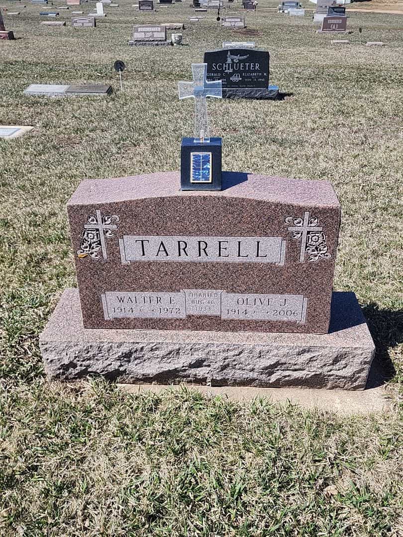 Walter E. Tarrell's grave. Photo 1