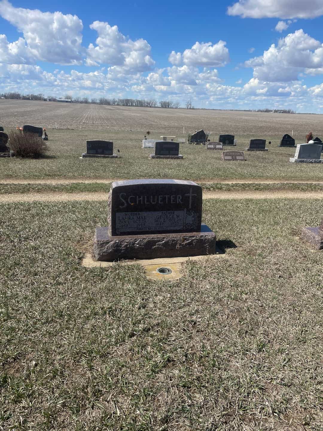 Laura Mae Einkopf Schlueter's grave. Photo 2