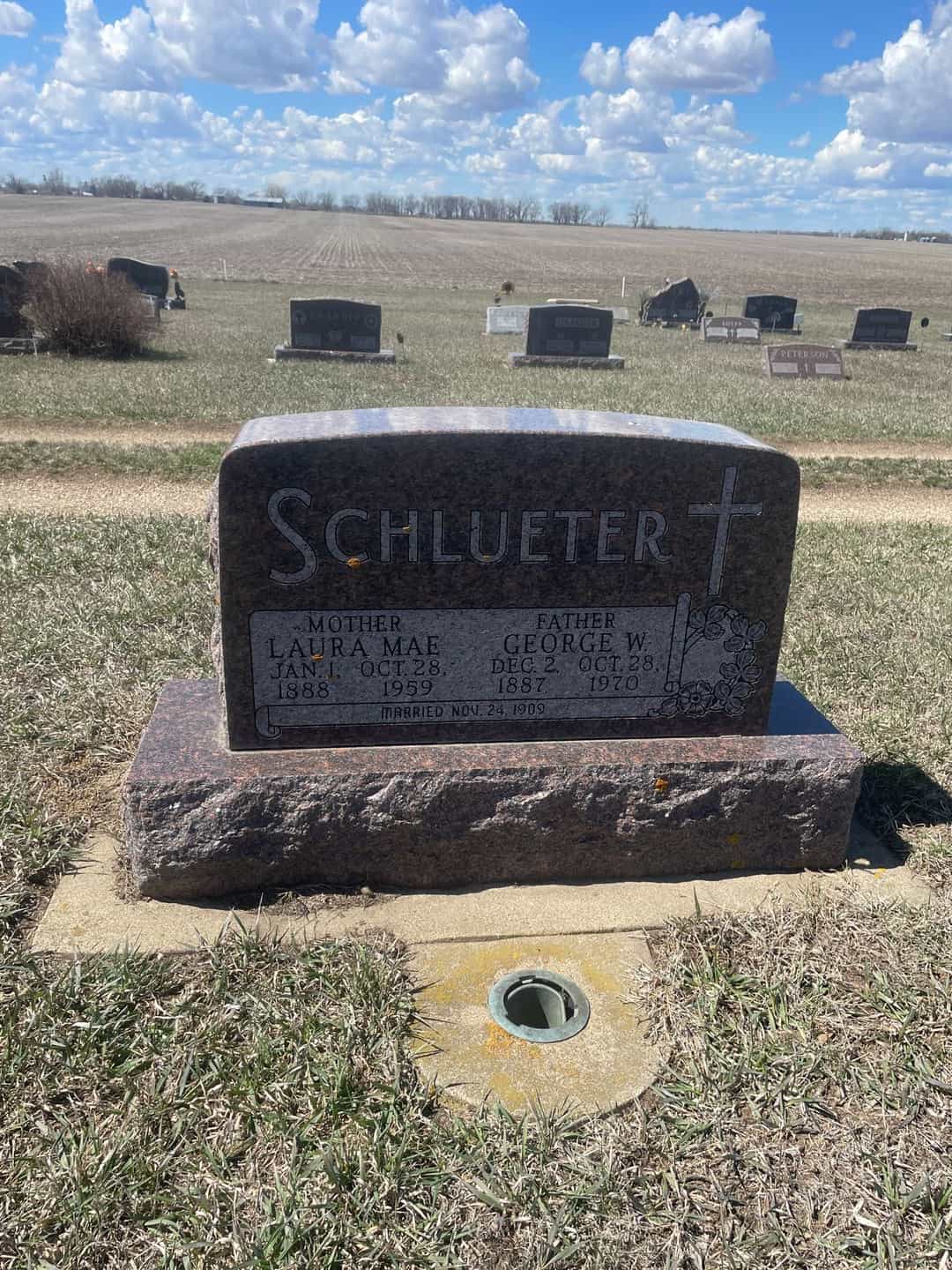 Laura Mae Einkopf Schlueter's grave. Photo 1