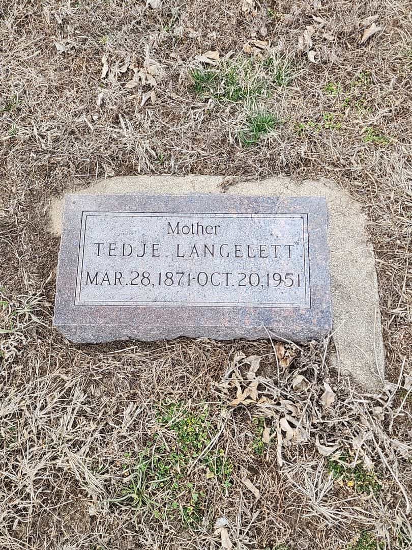 Tedje Duis Langelett's grave. Photo 3