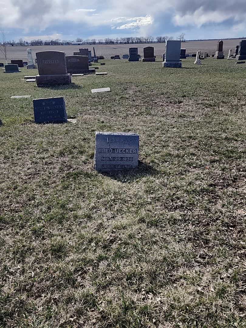 Fred Henry Uecker's grave. Photo 2